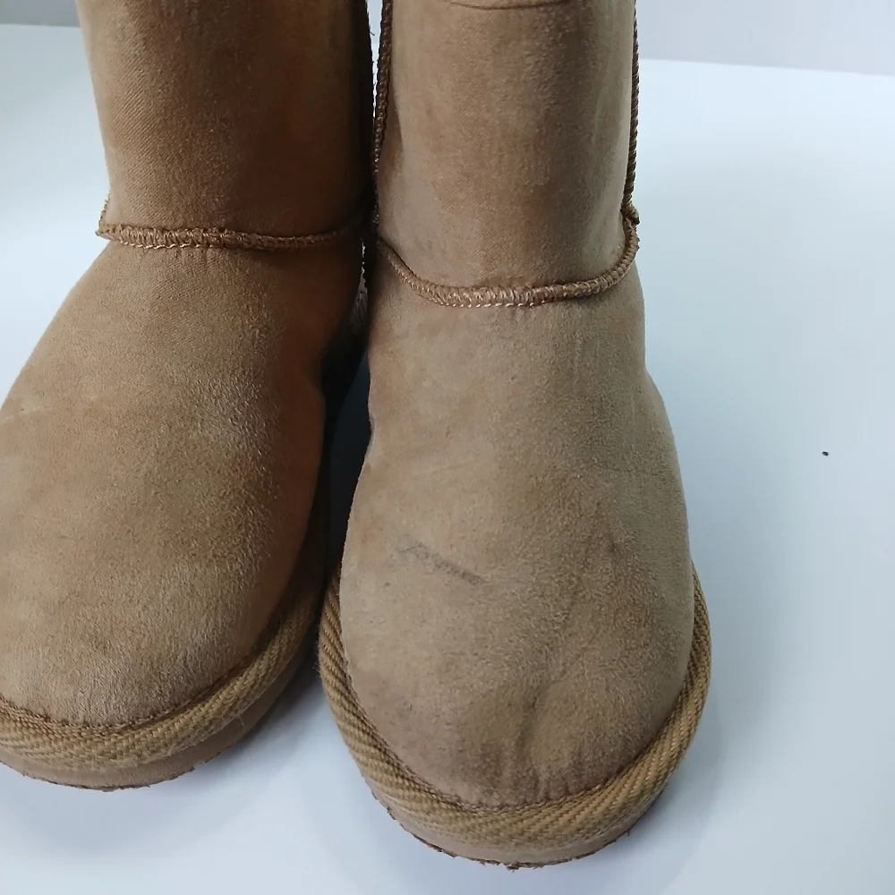 Old Navy Cozy Tan Kids Boots Size 9‎